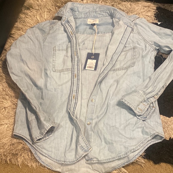 Tops - Brand-new denim shirt light blue